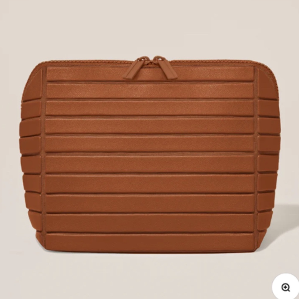 The Vicuna Medium Traveller by Parallelle